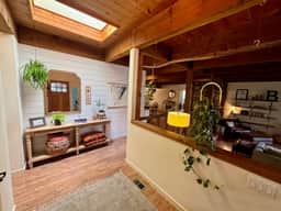 Quiet - Unique - NW Bend - Spacious - Yard - King - Image 4