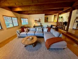 Quiet - Unique - NW Bend - Spacious - Yard - King - Image 2