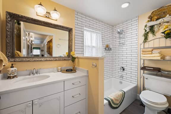 The French Farmhouse at Midtown Manor - Hot Tub! - Image 5