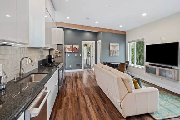 Bright & Modern Near Downtown & 1st Street Rapids - Image 5