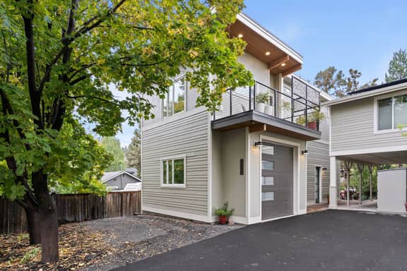 Bright & Modern Near Downtown & 1st Street Rapids - Image 2