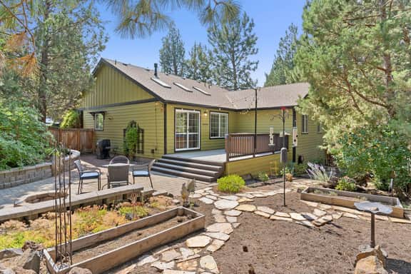 Quail Park Haven in NW! King Beds & Hot Tub - Image 4