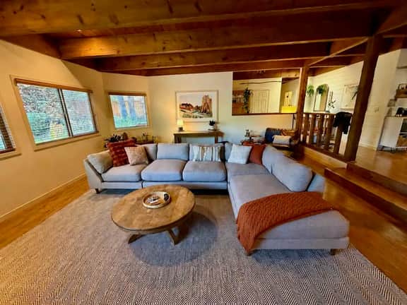 Quiet - Unique - NW Bend - Spacious - Yard - King - Image 2