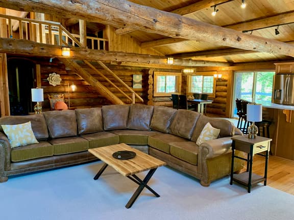 Lodge Vibes in the City with Gym & Sauna - Image 1