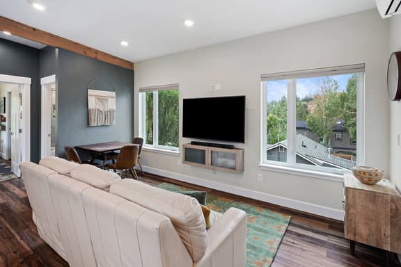 Bright & Modern Near Downtown & 1st Street Rapids - Image 1